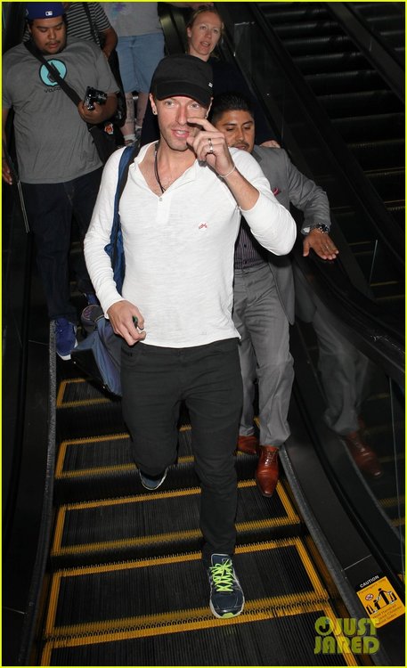 chris-martin-coldplay-play-sxsw-debut-new-songs-off-of-ghost-stories-07.jpg