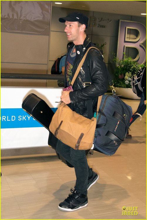chris-martin-gets-ready-to-rock-japan-with-coldplay-03.JPG