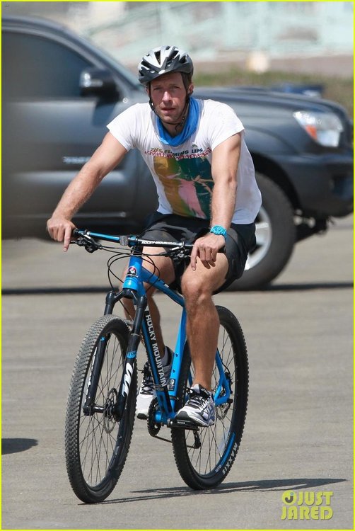 chris-martin-gives-us-a-tricep-flex-on-his-bike-ride-01.jpg