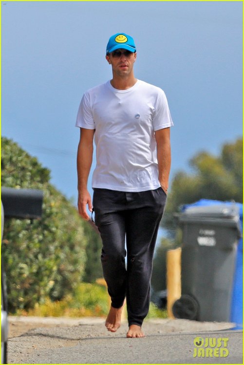 chris-martin-happy-barefoot-after-jetting-home-with-jennifer-lawrence-01.jpg