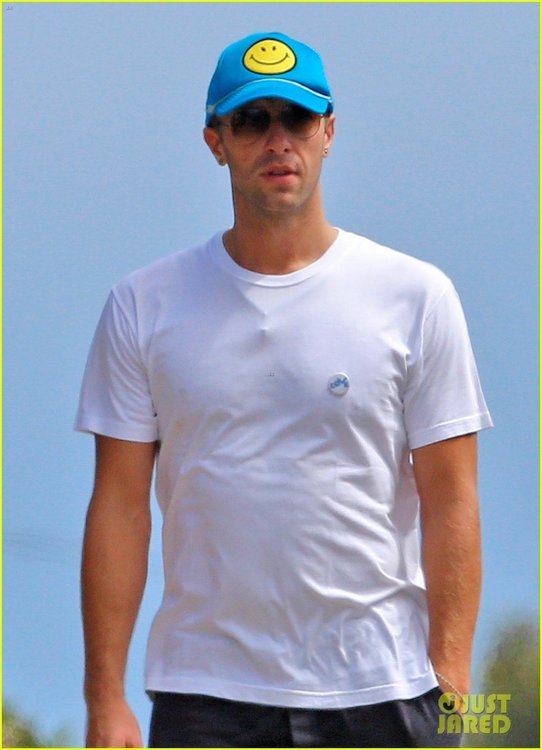 chris-martin-happy-barefoot-after-jetting-home-with-jennifer-lawrence-04.jpg