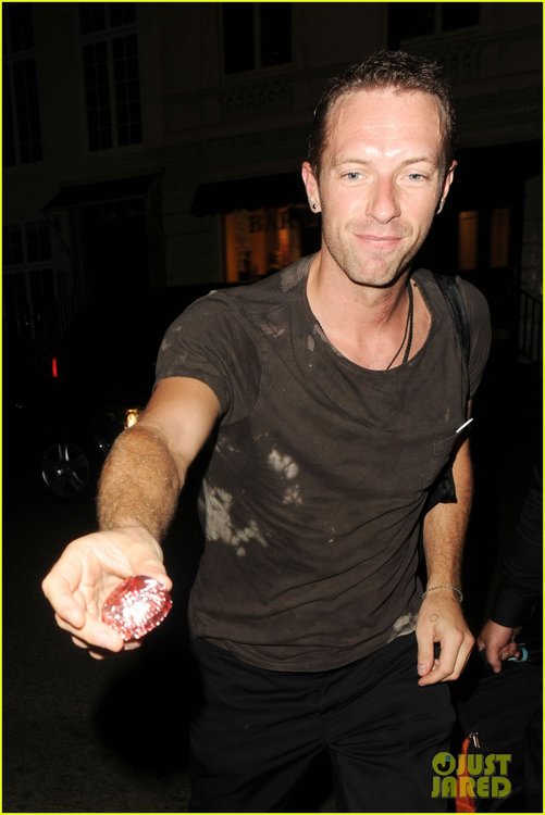chris-martin-is-no-longer-a-vegetarian-after-gwyneth-paltrow-split-07.jpg