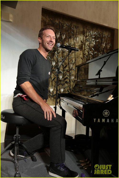 chris-martin-jokes-around-with-oscar-voters-01.jpg