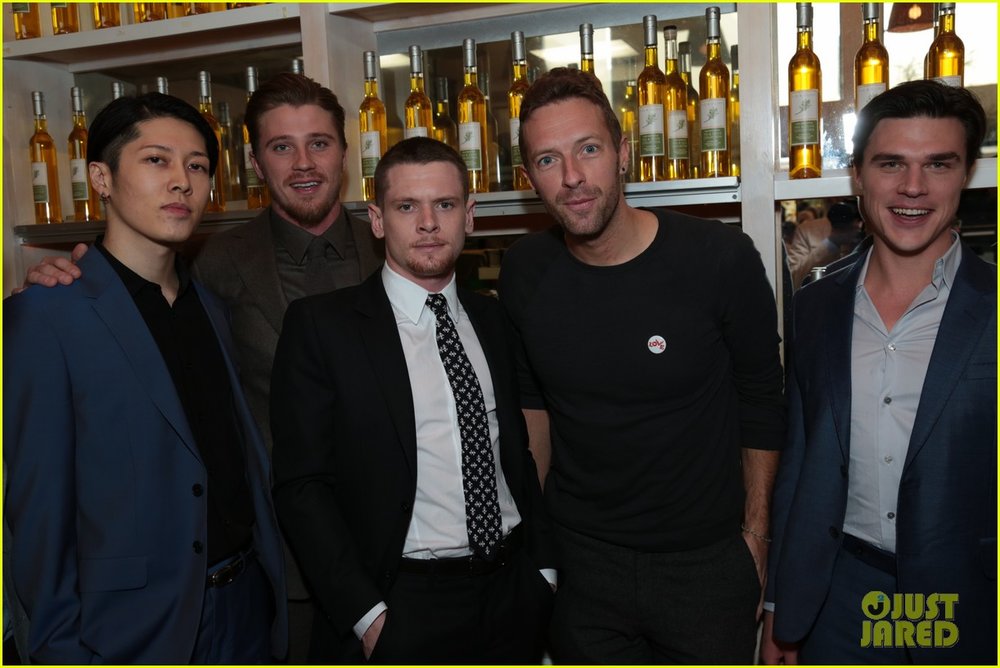 chris-martin-jokes-around-with-oscar-voters-04.jpg