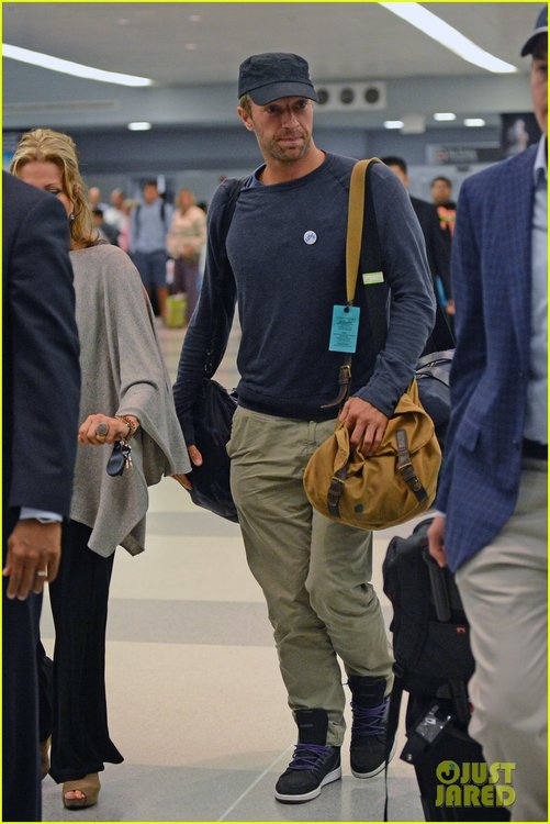 chris-martin-lands-in-nyc-after-vineyard-date-with-jennifer-lawrence-01.JPG