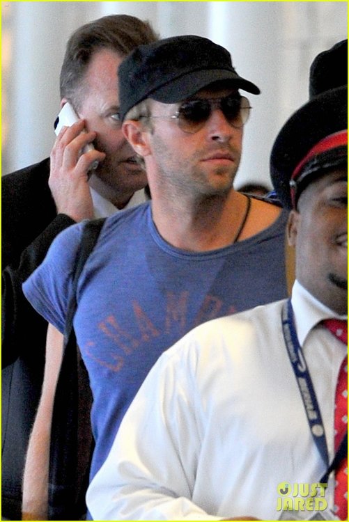 chris-martin-lands-in-nyc-after-vineyard-date-with-jennifer-lawrence-02.jpg