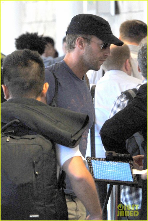 chris-martin-lands-in-nyc-after-vineyard-date-with-jennifer-lawrence-03.jpg