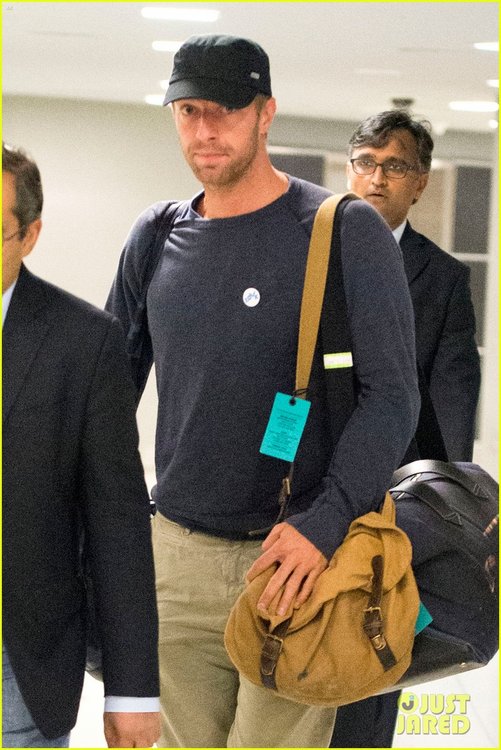chris-martin-lands-in-nyc-after-vineyard-date-with-jennifer-lawrence-04.jpg