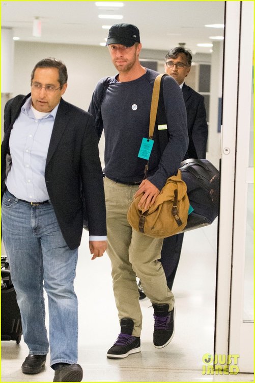 chris-martin-lands-in-nyc-after-vineyard-date-with-jennifer-lawrence-05.jpg