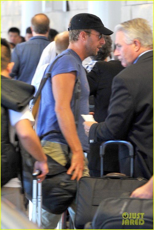 chris-martin-lands-in-nyc-after-vineyard-date-with-jennifer-lawrence-09.jpg