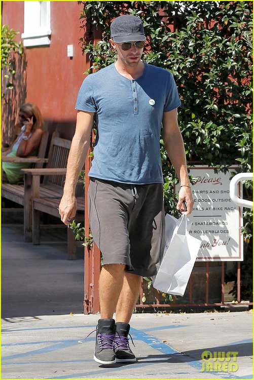 chris-martin-reunites-with-gwyneth-paltrows-and-the-kids-12.jpg