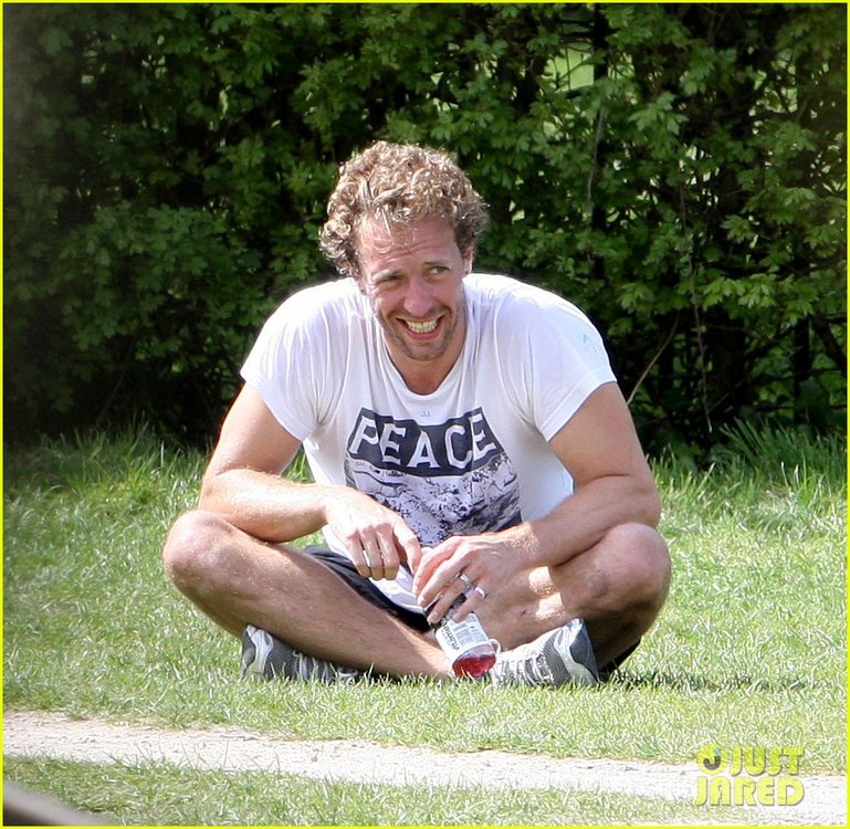 chris-martin-shirtless-london-workout-12.JPG