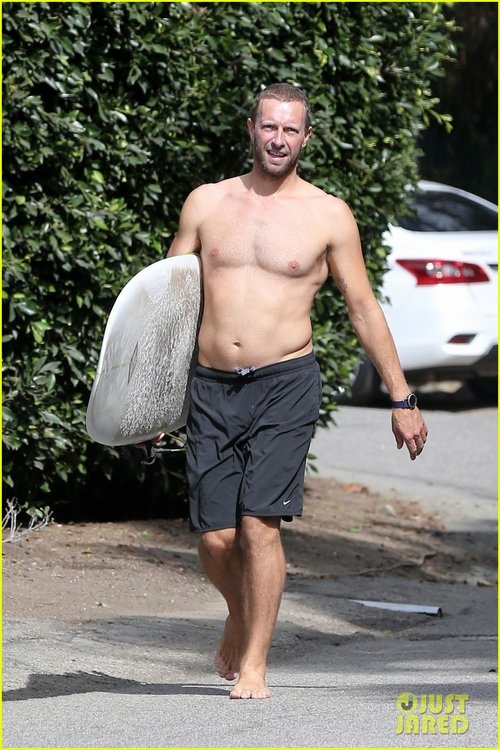 chris-martin-shirtless-surfing-03.jpg