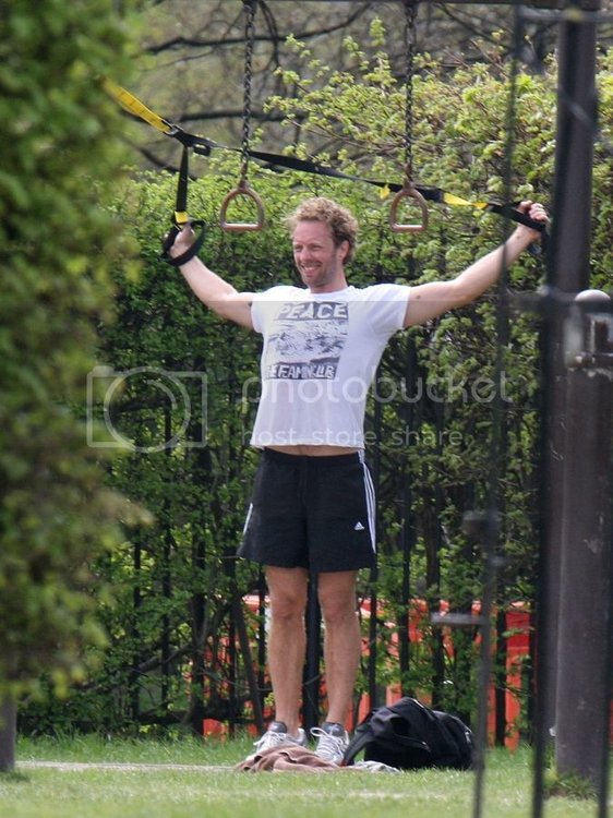 chris-martin-shirtless-working-out-04272013-01-675x900.jpg
