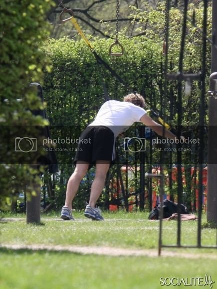 chris-martin-shirtless-working-out-04272013-06-435x580.jpg
