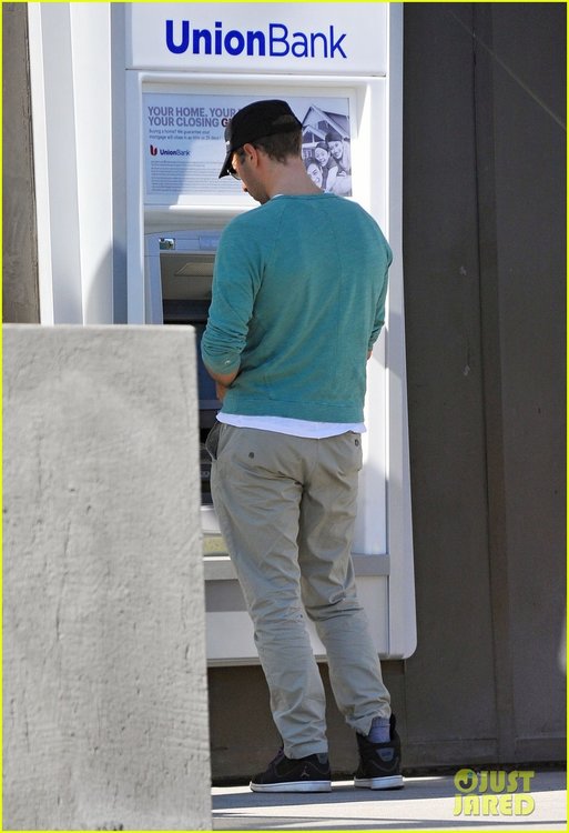 chris-martin-steps-out-with-daughter-apple-after-allegedly-hitting-photographer-05.jpg