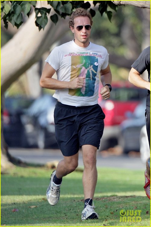 chris-martin-successfully-passes-motorcycle-driving-tests-02.jpg