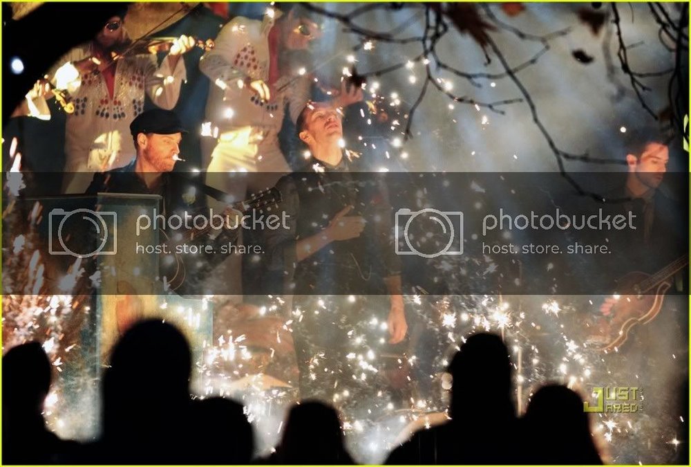 coldplay-christmas-lights-video-preview-04.jpg