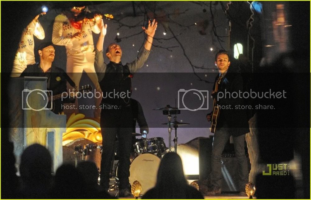 coldplay-christmas-lights-video-preview-09.jpg