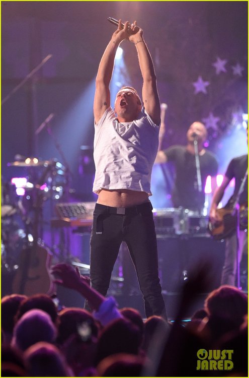 coldplay-perform-five-hits-at-iheartradio-music-festival-2014-10.jpg