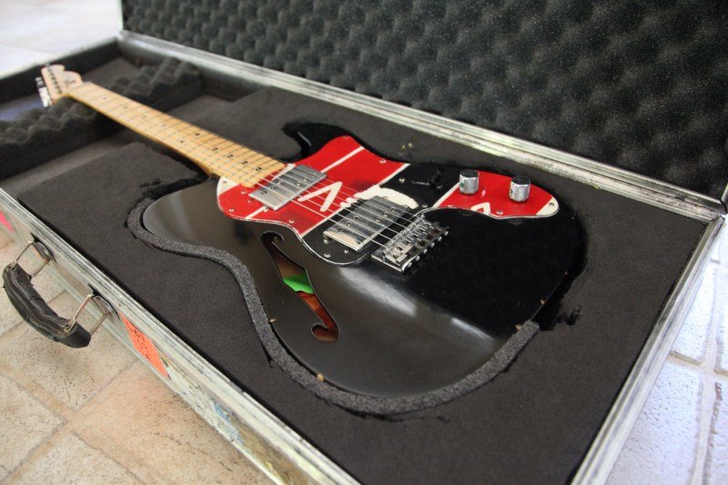 coldplay-viva-guitar-04.jpg
