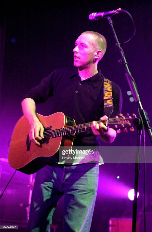 photo-of-coldplay-chris-martin-performing-live-onstage-playing-picture-id84844342