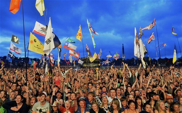 glasto-croudflags_2605053b.jpg