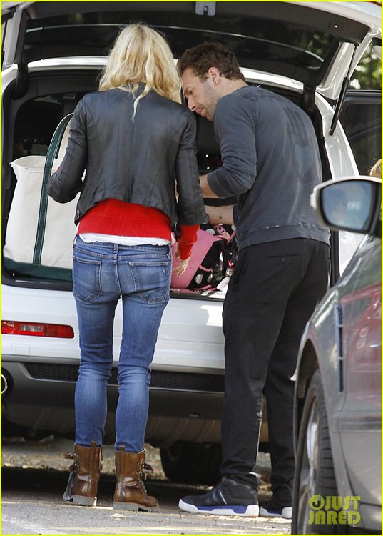 gwyneth-paltrow-chris-martin-shop-in-london-on-july-4th-12.jpg