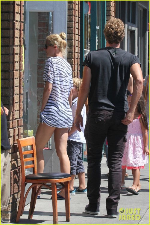 gwyneth-paltrow-chris-martin-spend-sunday-with-moses-03.jpg