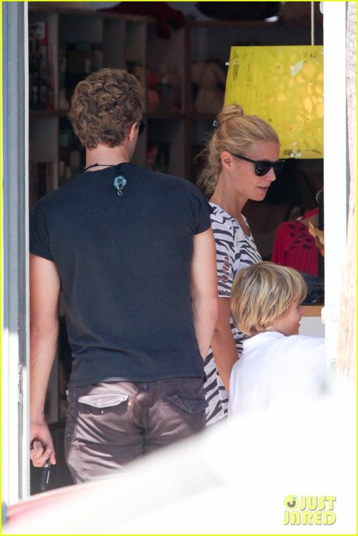 gwyneth-paltrow-chris-martin-spend-sunday-with-moses-04.jpg