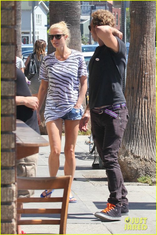 gwyneth-paltrow-chris-martin-spend-sunday-with-moses-05.jpg