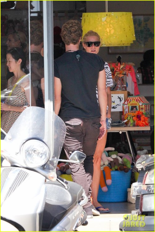gwyneth-paltrow-chris-martin-spend-sunday-with-moses-08.jpg