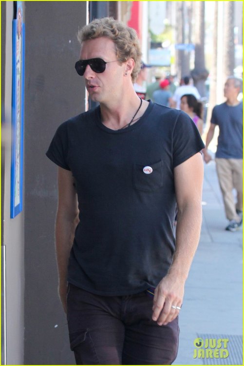 gwyneth-paltrow-chris-martin-spend-sunday-with-moses-10.jpg