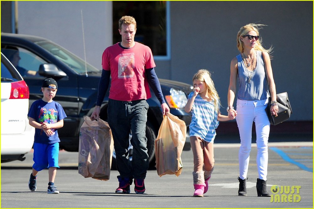 gwyneth-paltrow-chris-martin-toys-r-us-with-the-kids-21.jpg
