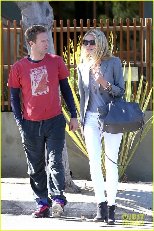 gwyneth-paltrow-chris-martin-toys-r-us-with-the-kids-27.jpg