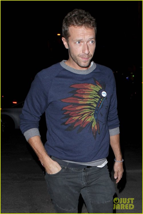 gwyneth-paltrow-embraces-chris-martin-after-dinner-together-04.jpg