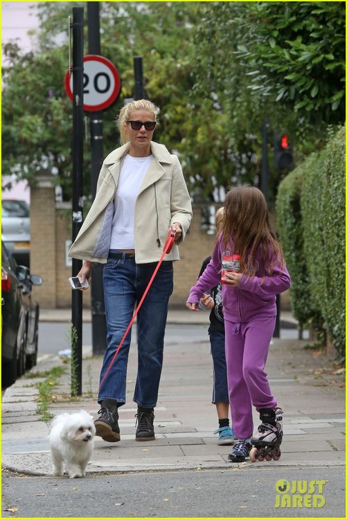 gwyneth-paltrow-starbucks-apple-moses-03.jpg