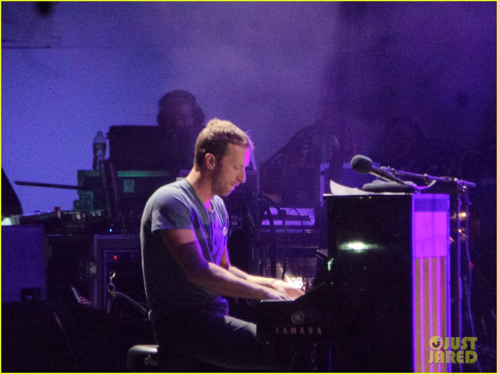 jennifer-lawrence-joins-chris-martin-backstage-at-kings-of-leon-concert-02.jpg