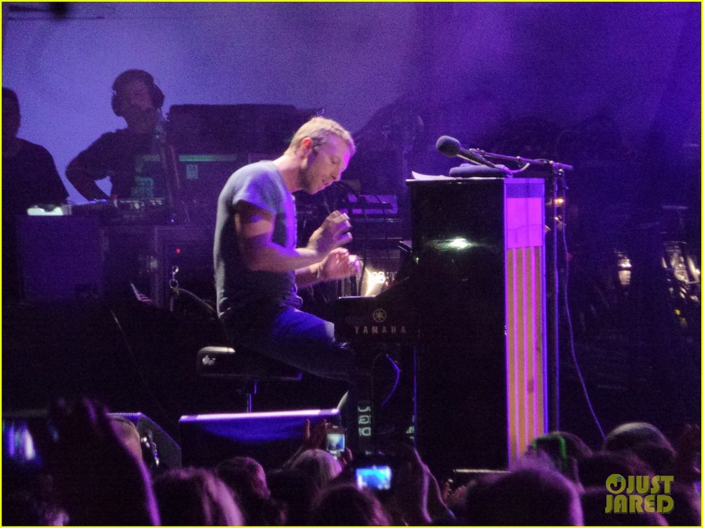 jennifer-lawrence-joins-chris-martin-backstage-at-kings-of-leon-concert-03.jpg