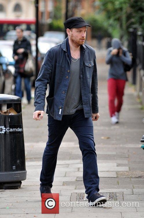 jonny-buckland-of-coldplay-walking-to-the_3635871.jpg