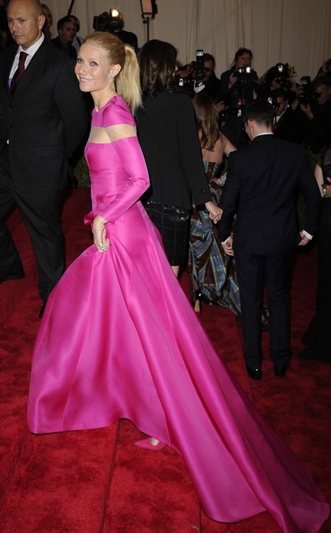 paltrow-met-gala-07may13-08.jpg