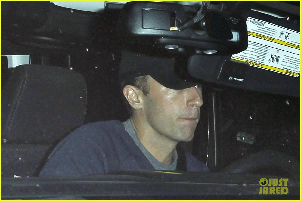 rihanna-chris-martin-share-a-friendly-dinner-02.jpg