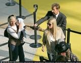 th_47996_gwyneth_laxairport02_122_375lo.jpg