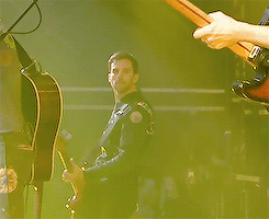 tumblr_o85x5pzIL81qdxsuyo1_r1_250.gif