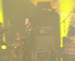 tumblr_o85x5pzIL81qdxsuyo2_r1_250.gif